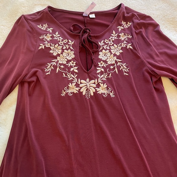Maroon dress with white lace detailing and tie front, and flare sleeve’s - Picture 2 of 3